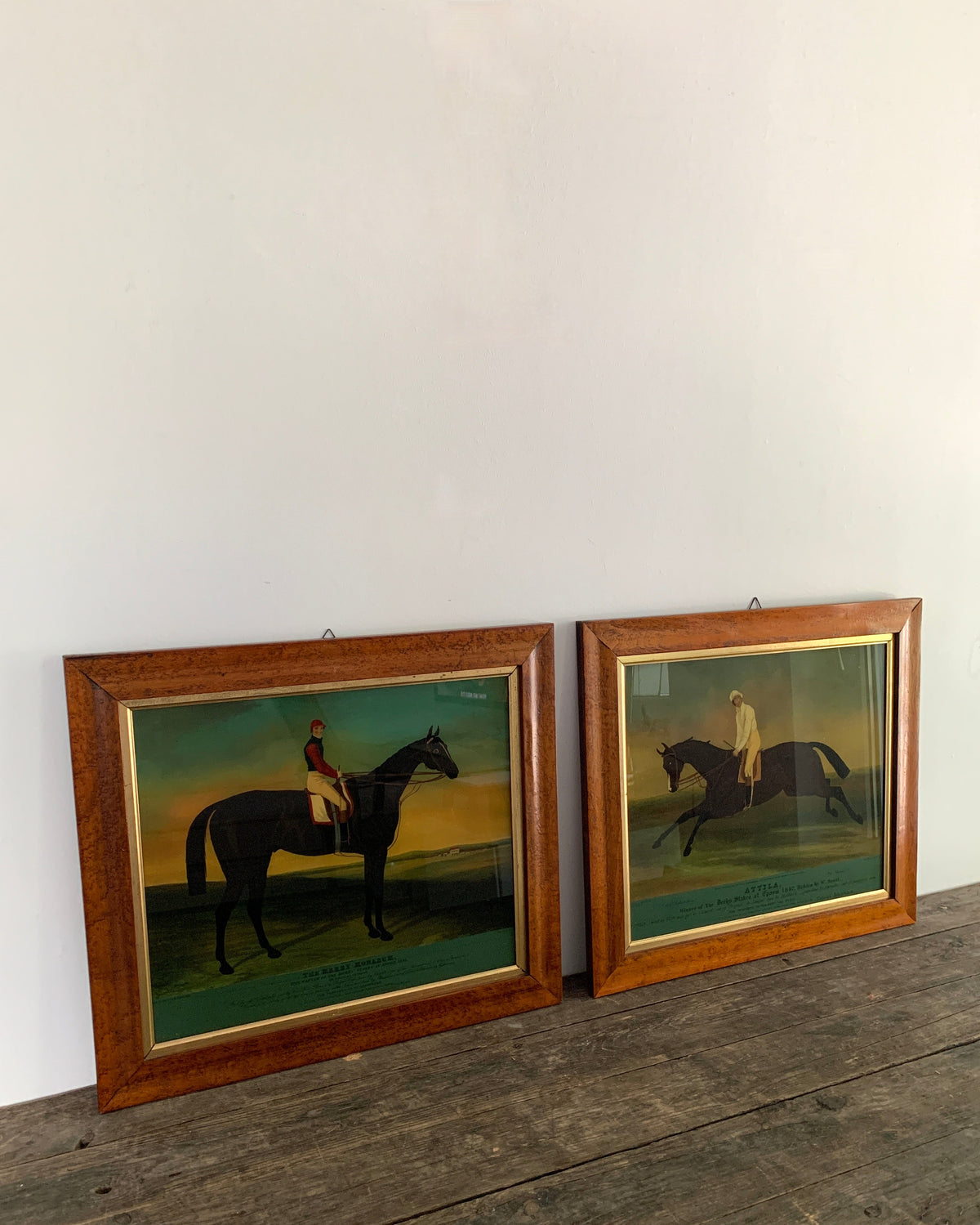 The Merry Monarch & Attila Kunstdrucke mit Holzrahmen