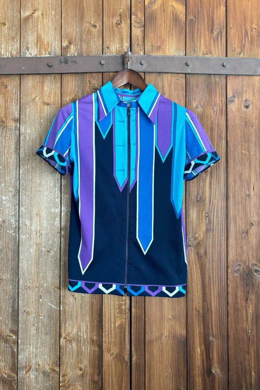 Hochwertige, gemusterte 70er Jahre Kurzarmbluse mit marineblauem Reißverschluss anstelle der Knopfleiste. Mit langem Kentkragen.